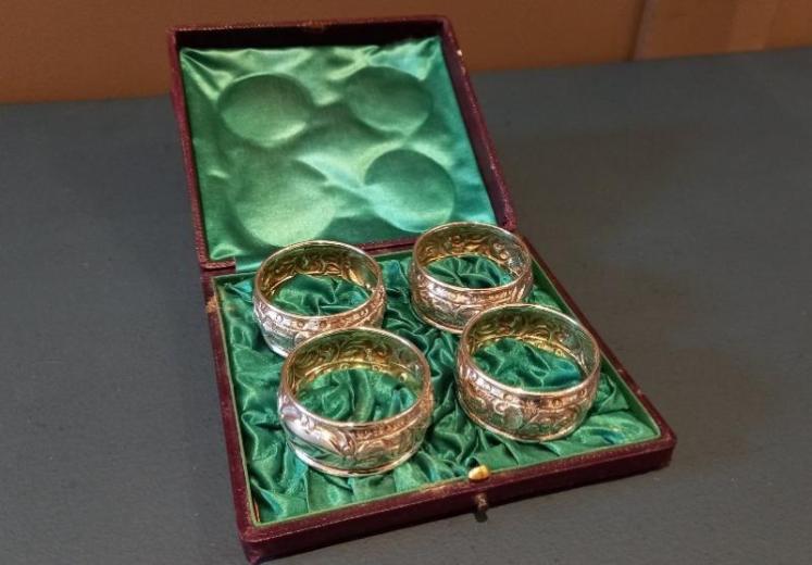 Immaculate Set of Four Silver Napkin Rings in Case - Image 1