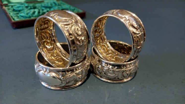 Immaculate Set of Four Silver Napkin Rings in Case - Image 2