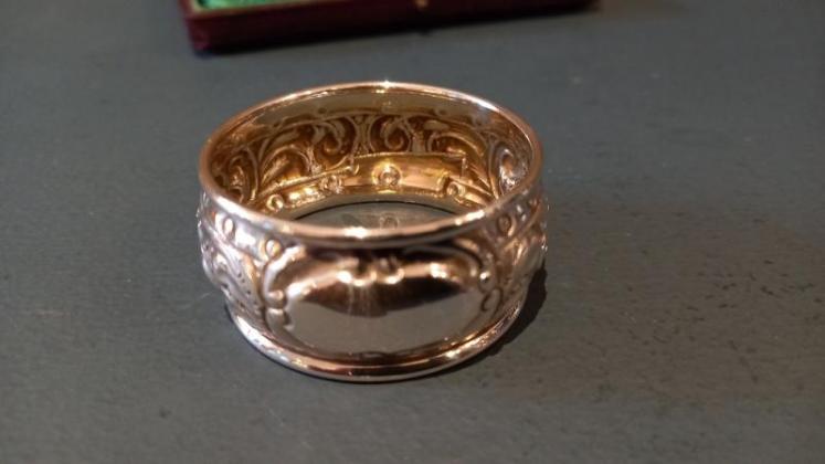 Immaculate Set of Four Silver Napkin Rings in Case - Image 3