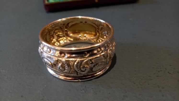 Immaculate Set of Four Silver Napkin Rings in Case - Image 4