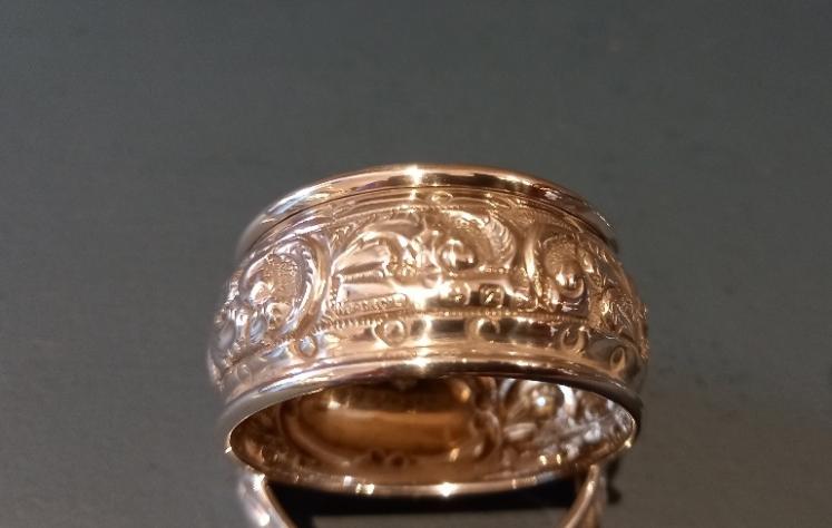 Immaculate Set of Four Silver Napkin Rings in Case - Image 5
