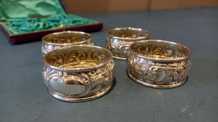 Immaculate Set of Four Silver Napkin Rings in Case - Image 6