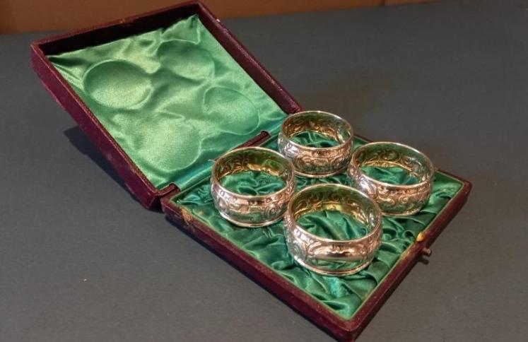 Immaculate Set of Four Silver Napkin Rings in Case - Image 7