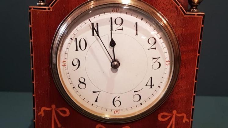 Fine Quality Inlaid Mahogany Mantel Clock - Image 2