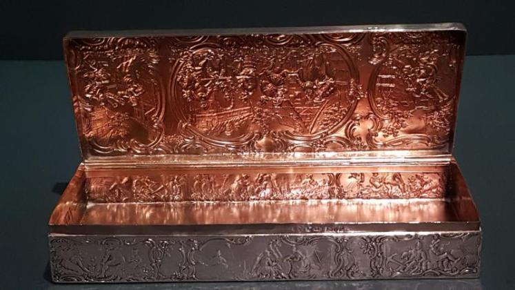 Fine Quality Embossed Silver Glove Box - Image 2