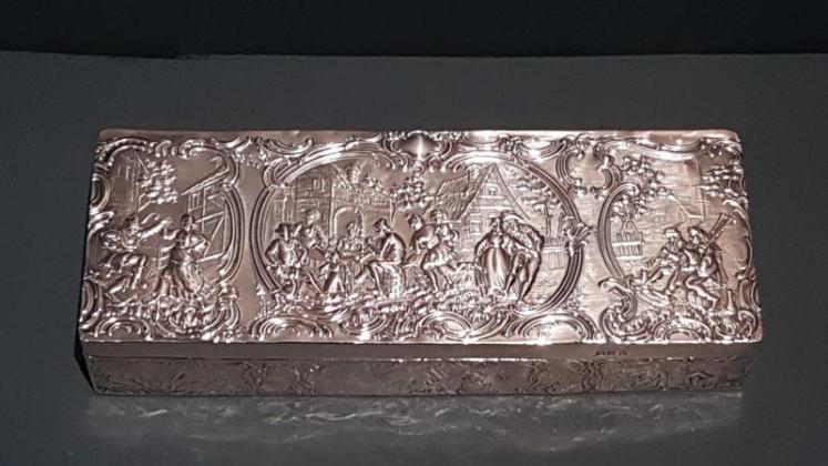 Fine Quality Embossed Silver Glove Box - Image 7
