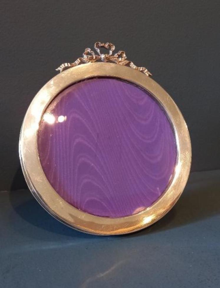 Silver Circular Ribbon Top Photo Frame - Image 1