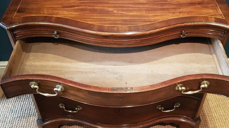 Fine Quality George III Mahogany Serpentine Fronted Chest of Drawers - Image 2
