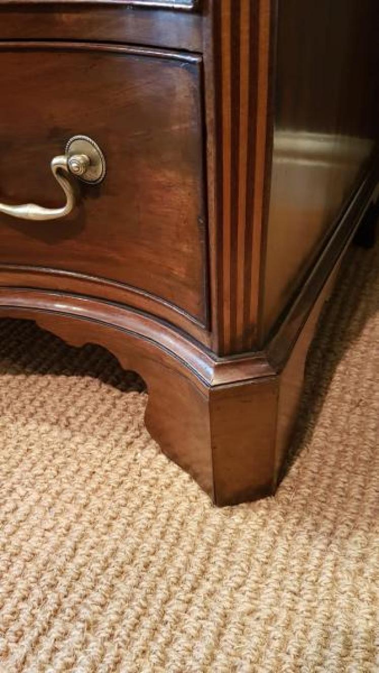 Fine Quality George III Mahogany Serpentine Fronted Chest of Drawers - Image 3