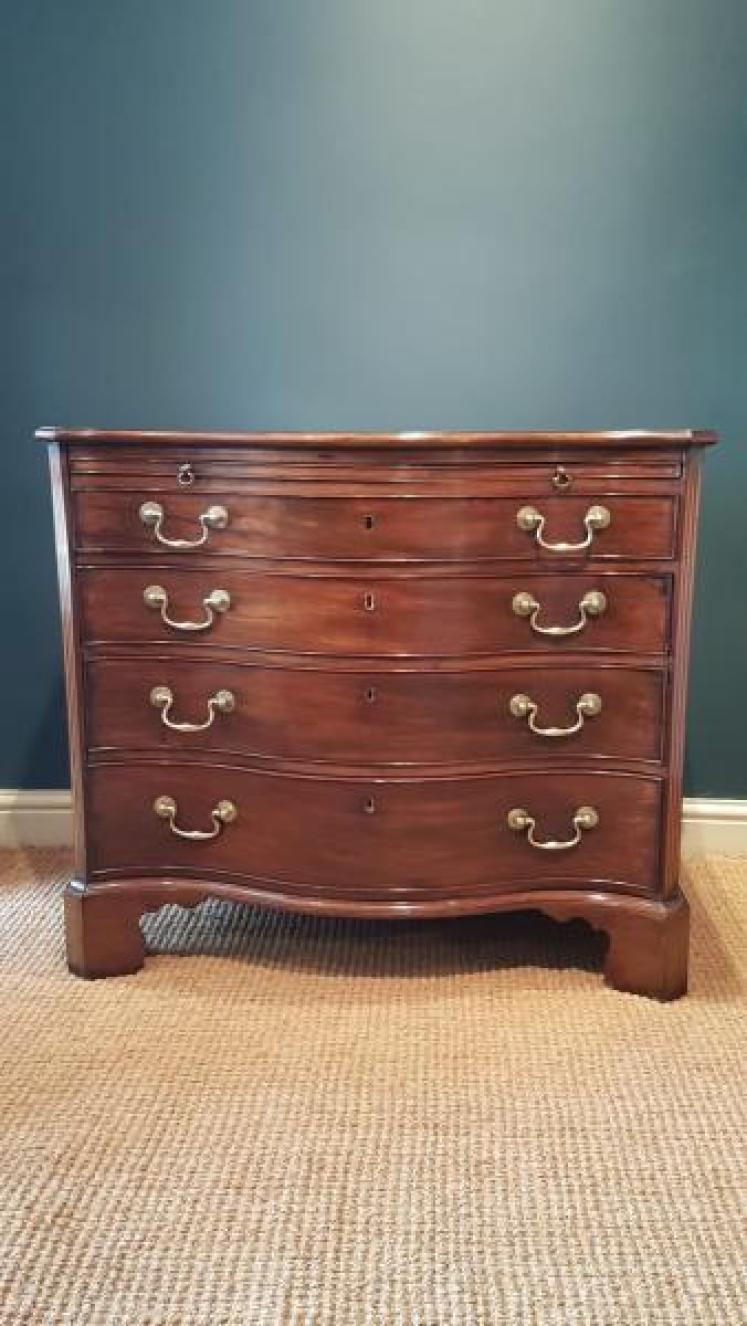 Fine Quality George III Mahogany Serpentine Fronted Chest of Drawers - Image 6