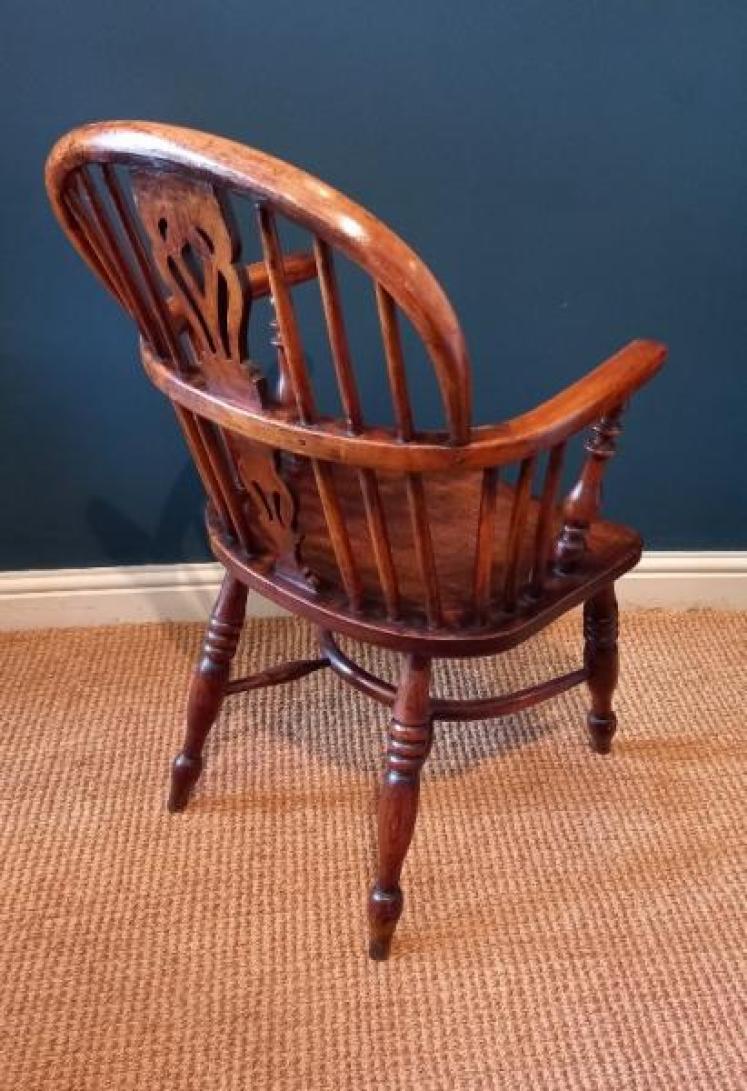 Early Victorian Ash & Yew Low Back Windsor Armchair - Image 6