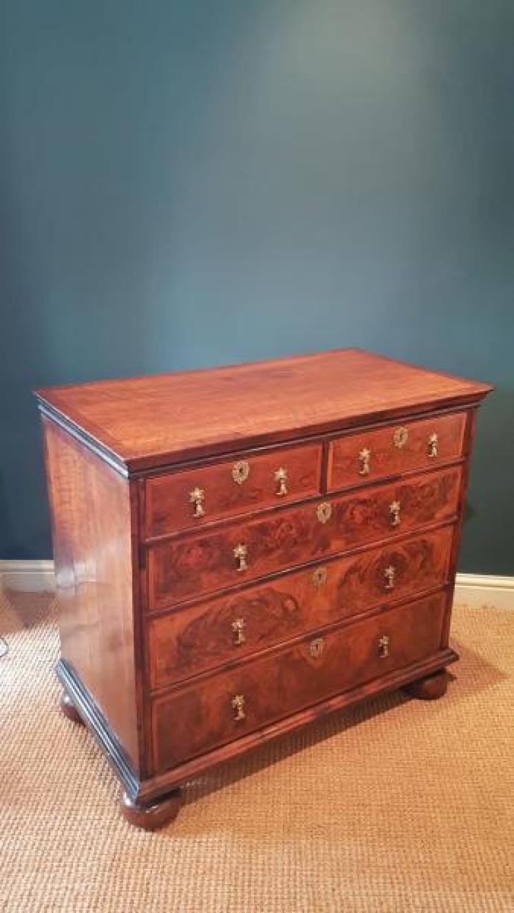 George II Walnut Chest of Drawers  - Image 2