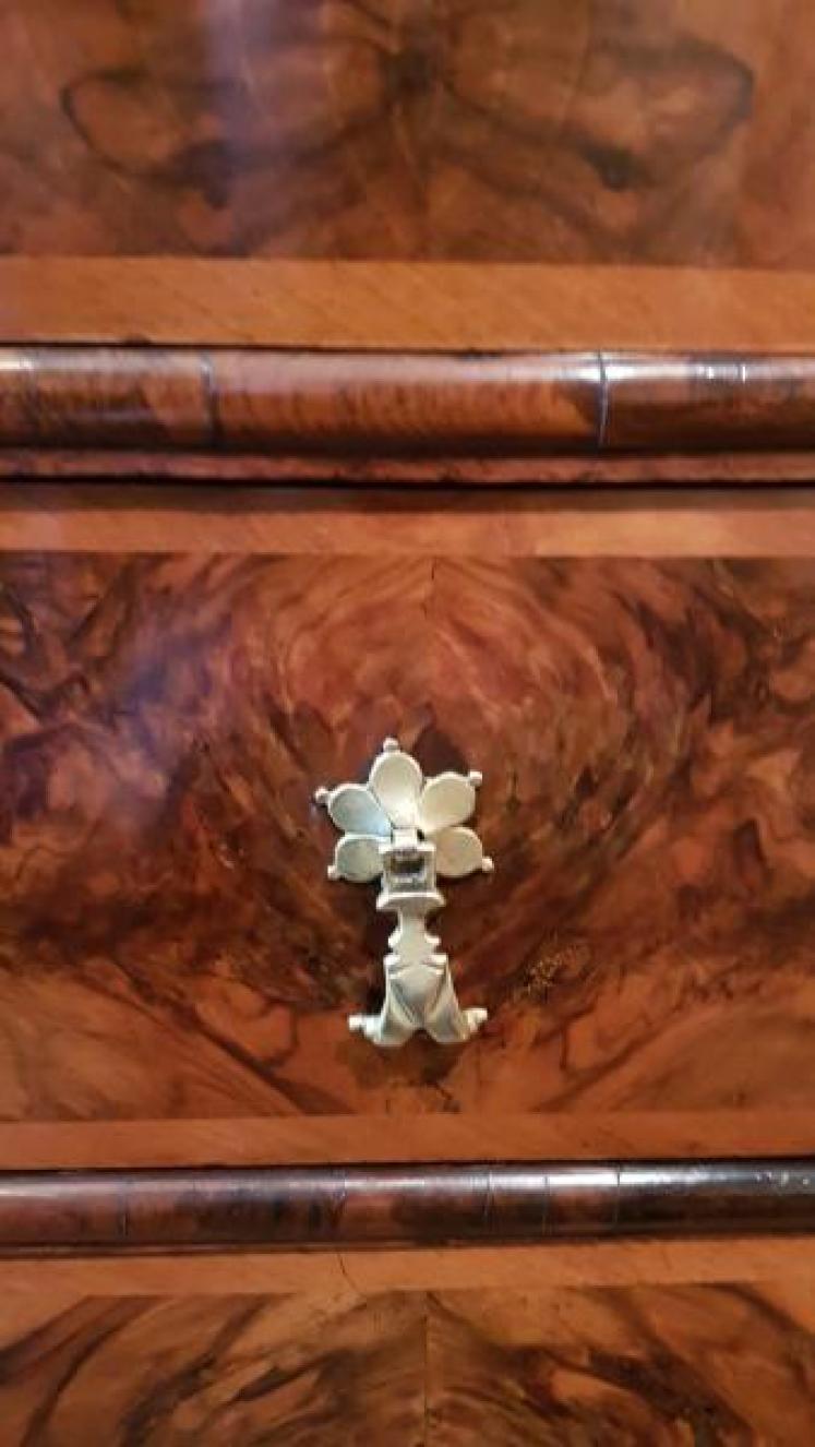 George II Walnut Chest of Drawers  - Image 3