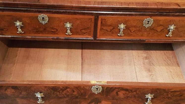 George II Walnut Chest of Drawers  - Image 4