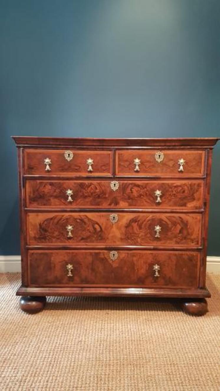 George II Walnut Chest of Drawers  - Image 7