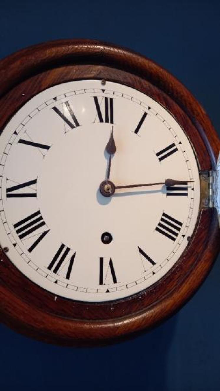 Small Late Victorian 8" Dial Oak Cased Wall Clock - Image 3
