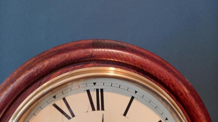 Small Late Victorian 8" Dial Oak Cased Wall Clock - Image 4