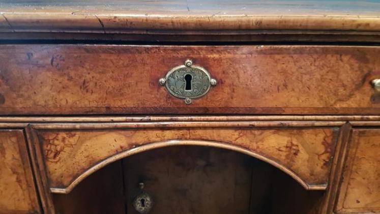 Outstanding George I Walnut Kneehole Desk - Image 3