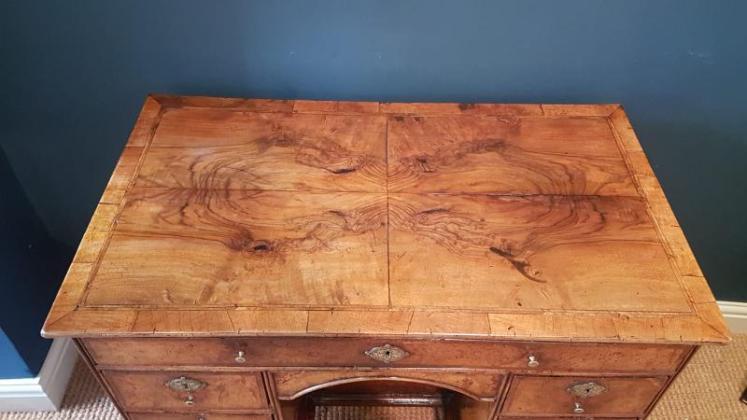 Outstanding George I Walnut Kneehole Desk - Image 5