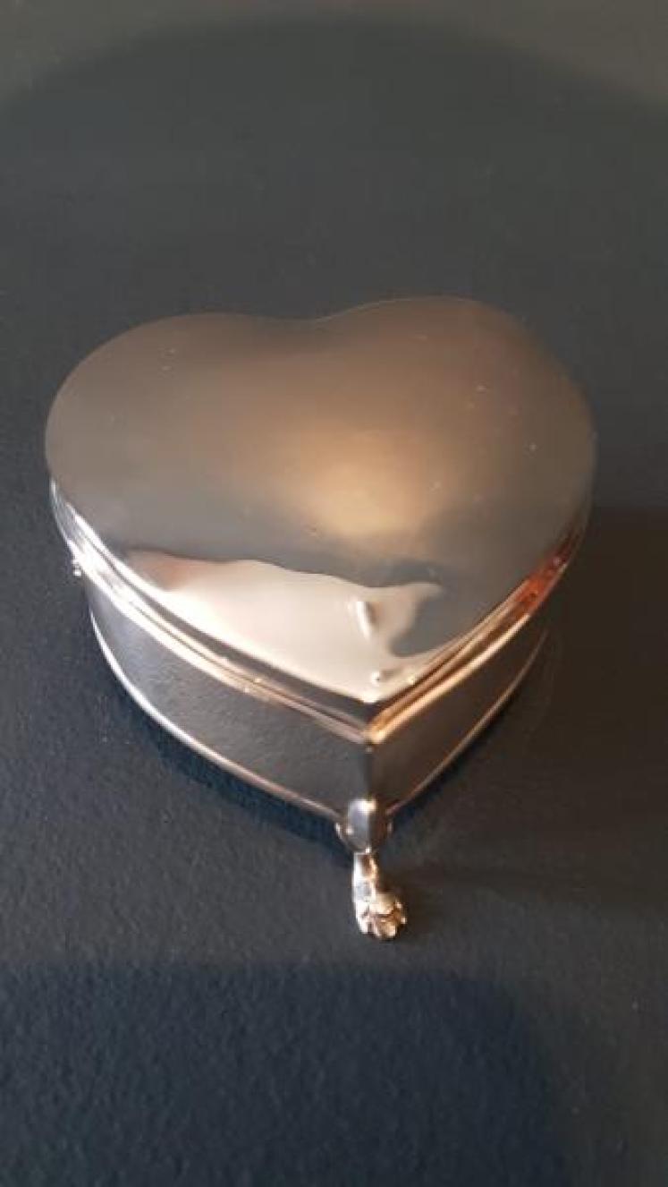 George V Silver Heart Shaped Ring Box - Image 1