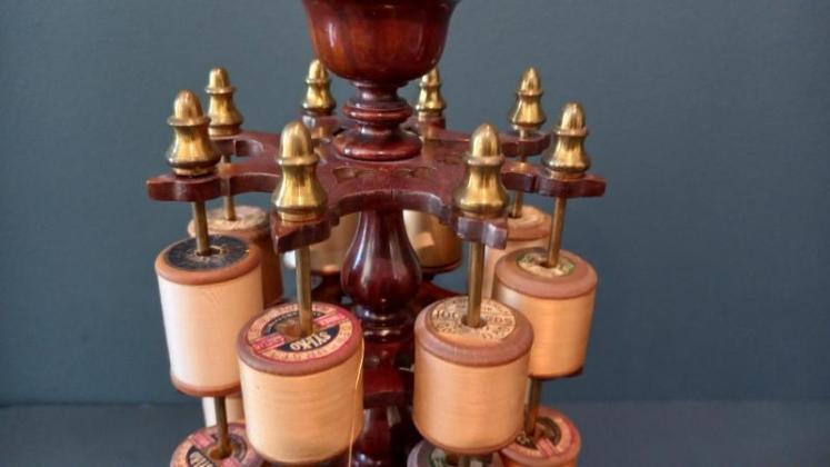 Superb Mid Victorian Walnut Revolving Bobbin Stand - Image 4