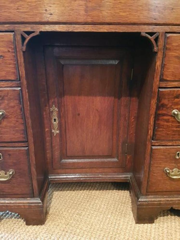 George ll Oak Kneehole Desk  - Image 3