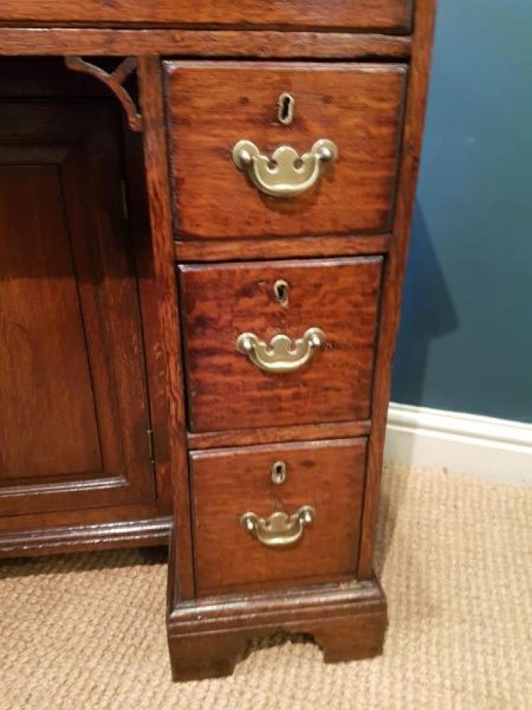 George ll Oak Kneehole Desk  - Image 5