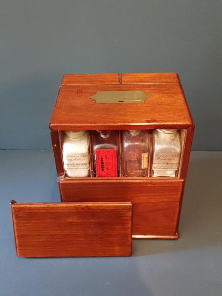 Victorian Doctor's Medicine Chest  - Image 4