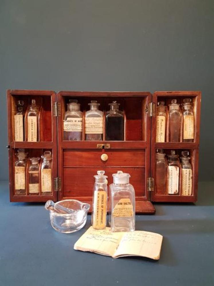 Victorian Doctor's Medicine Chest  - Image 5