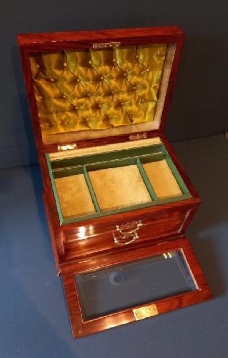 Superb Mid Victorian Figured Walnut Jewellery Box - Image 1