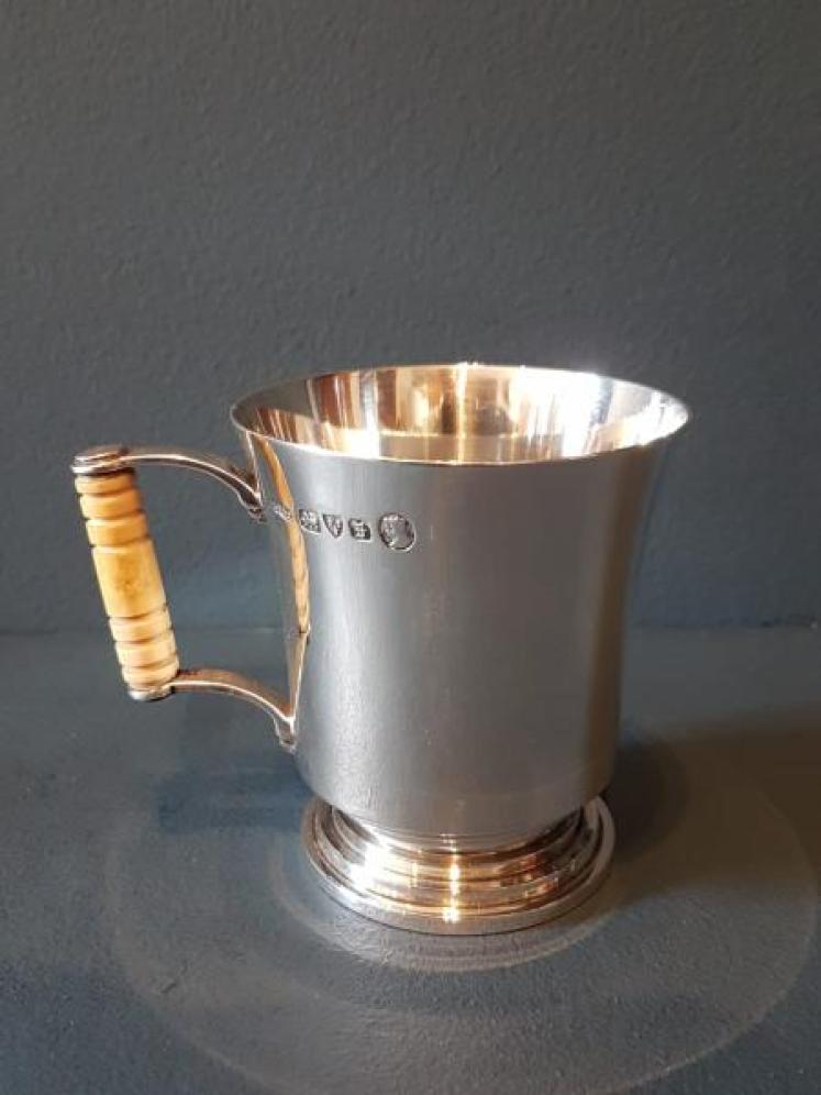 Fine Quality Silver Mug - Image 1