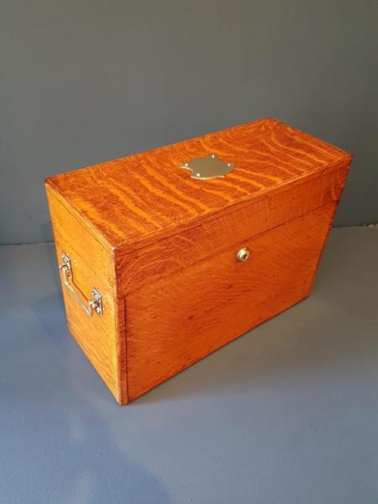 Immaculate Victorian Oak Gentleman`s After Dinner Tantalus Box - Image 2