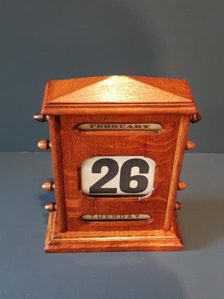 Edwardian Oak Perpetual Desk Calendar - Image 3