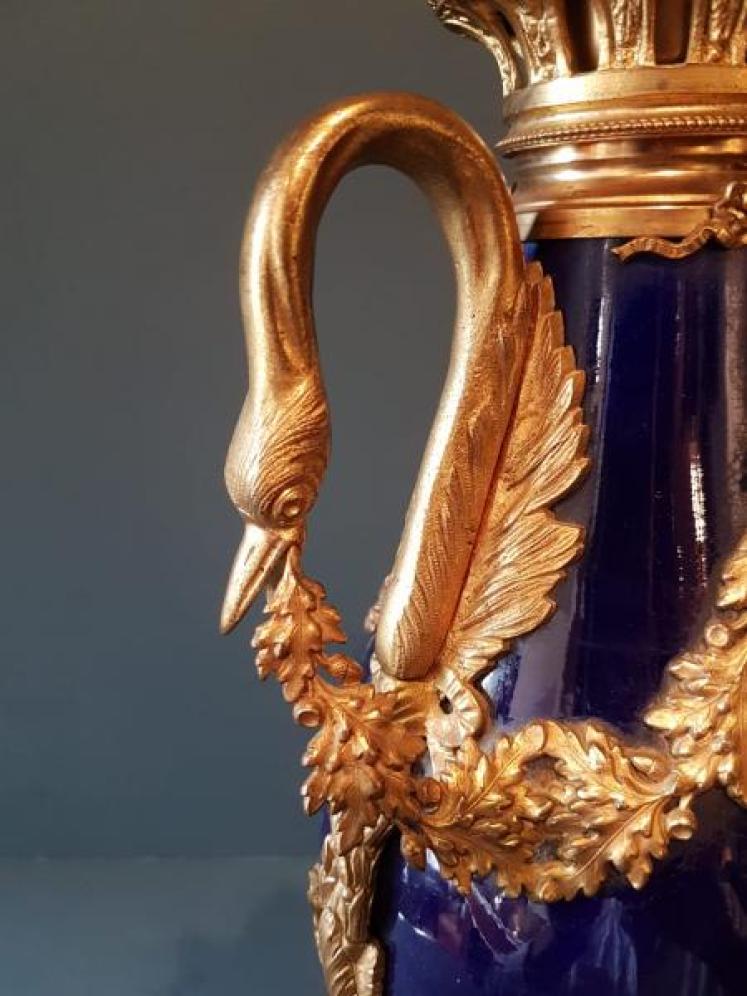 Fine Quality 1920's Porcelain and Ormolu Lamp - Image 3