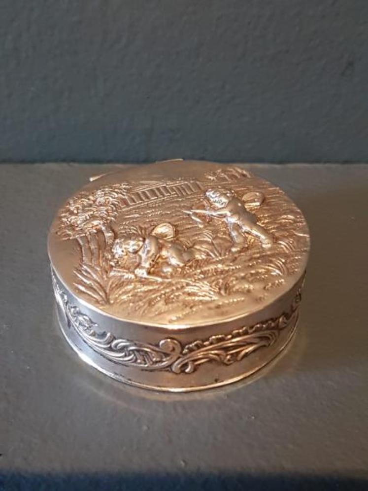 Victorian Embossed Silver Table Snuff Box - Image 1