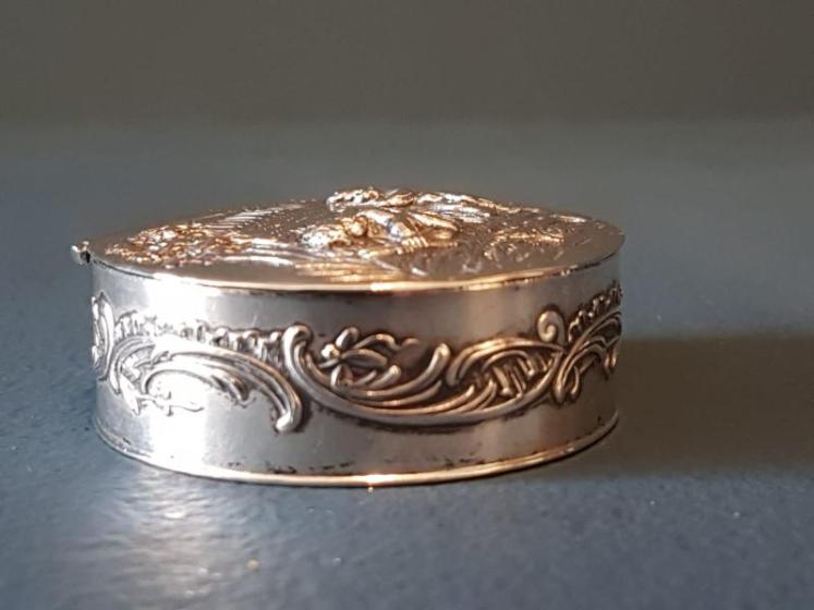 Victorian Embossed Silver Table Snuff Box - Image 2