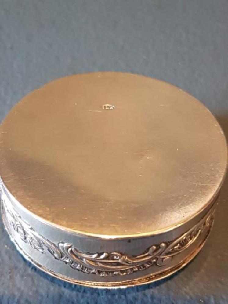 Victorian Embossed Silver Table Snuff Box - Image 5