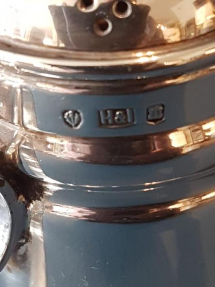 Edinburgh Silver Pounce Pot - Image 4