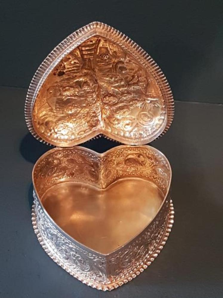 Large Victorian Embossed Silver Heart Shaped Box - Image 2