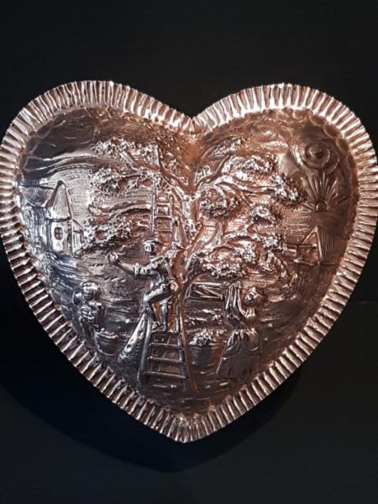 Large Victorian Embossed Silver Heart Shaped Box - Image 7