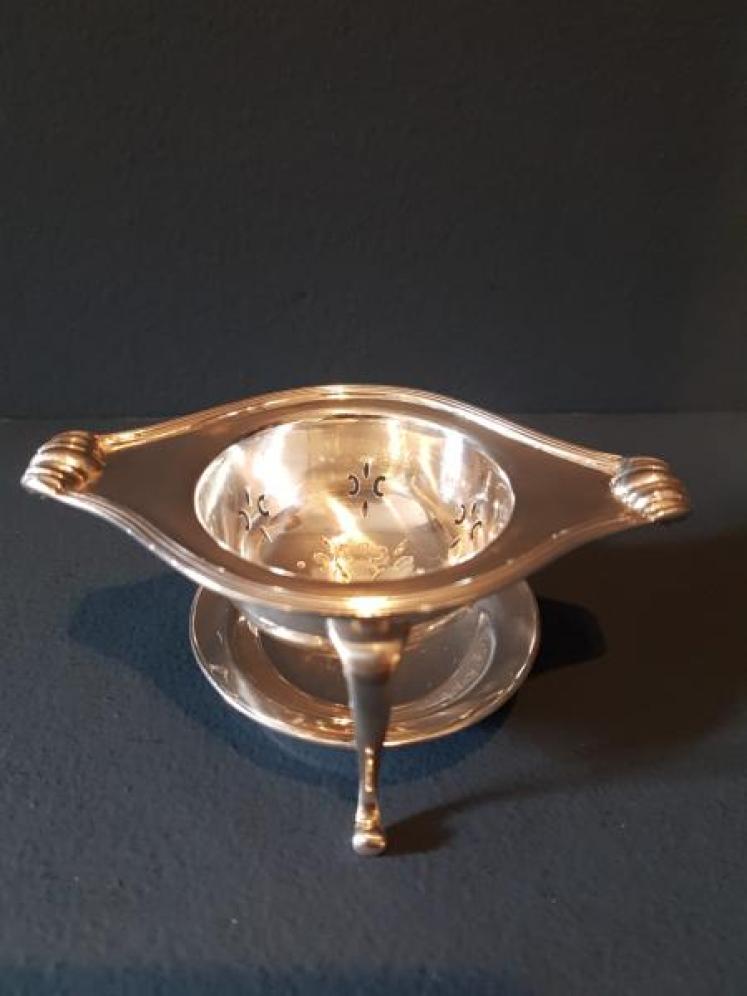 Fine Quality Silver Tea Strainer and Stand - Image 1
