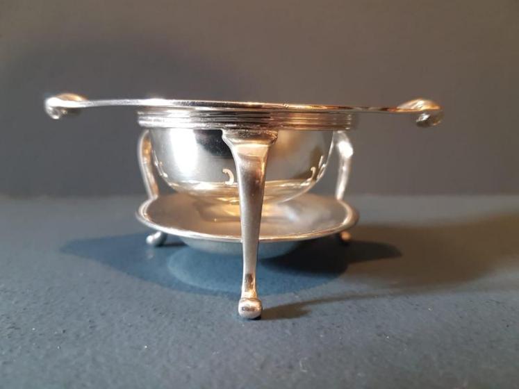 Fine Quality Silver Tea Strainer and Stand - Image 2