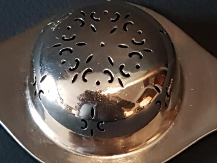 Fine Quality Silver Tea Strainer and Stand - Image 3