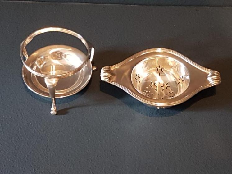 Fine Quality Silver Tea Strainer and Stand - Image 4