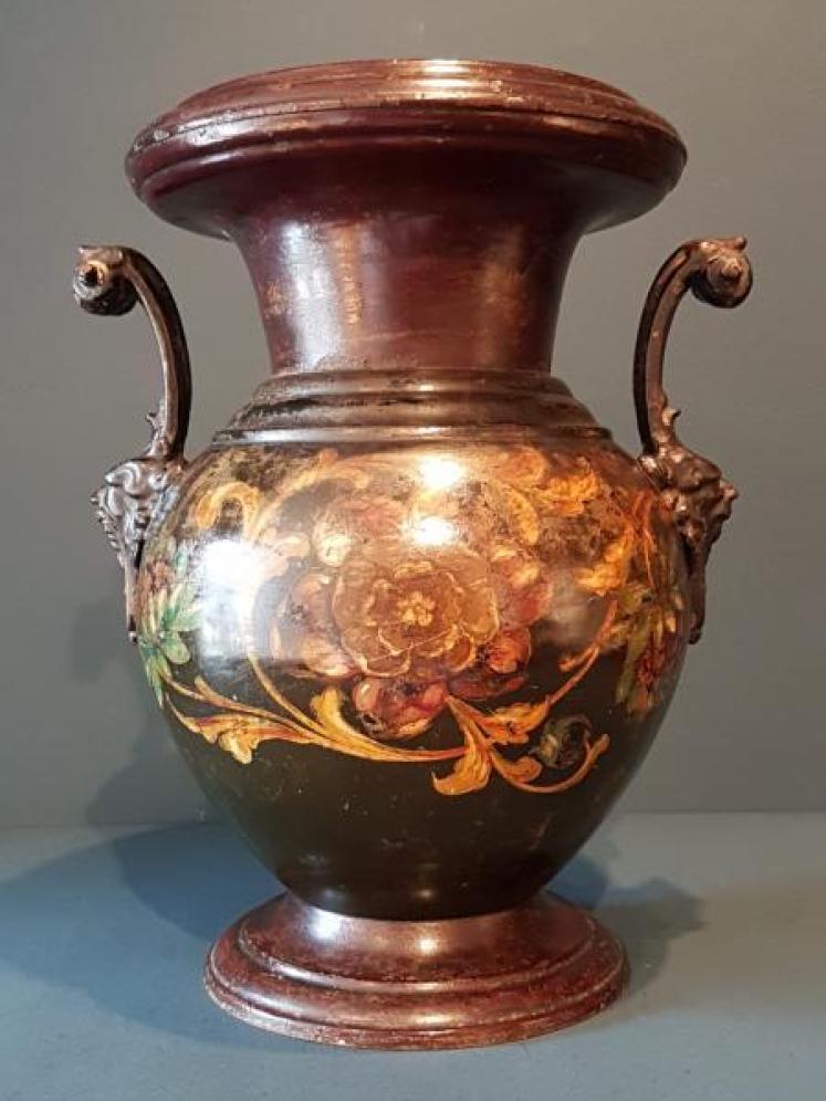 Victorian Country House Toll Ware Vase  - Image 2