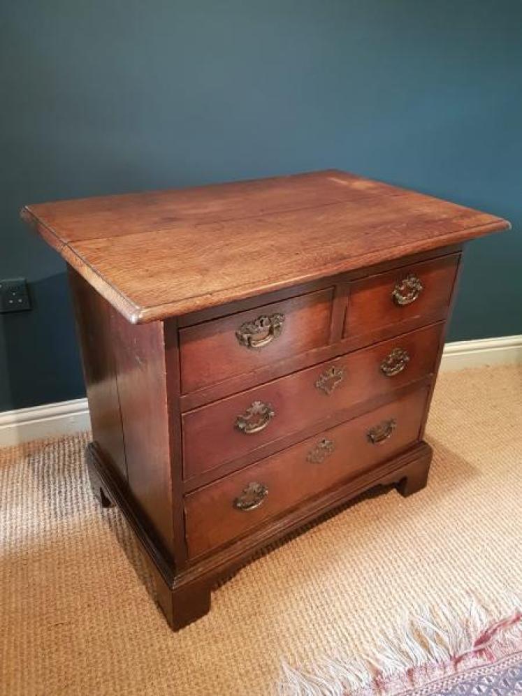 Small Proportioned George II Oak Chest of Drawers - Image 4
