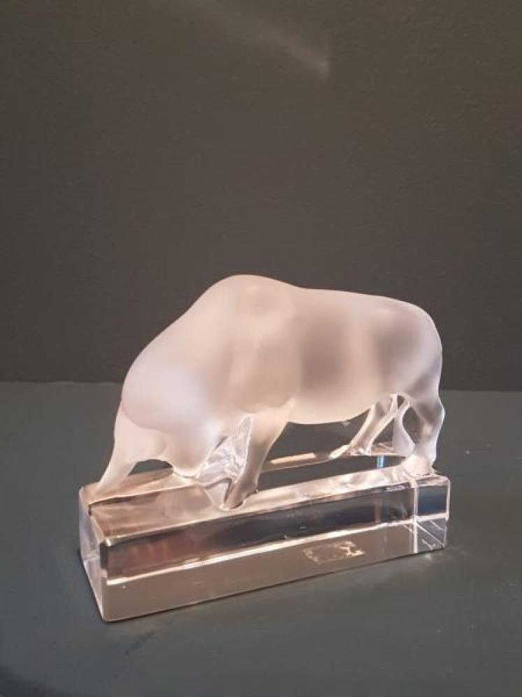 Lalique Opalescent Bull Paperweight  - Image 2