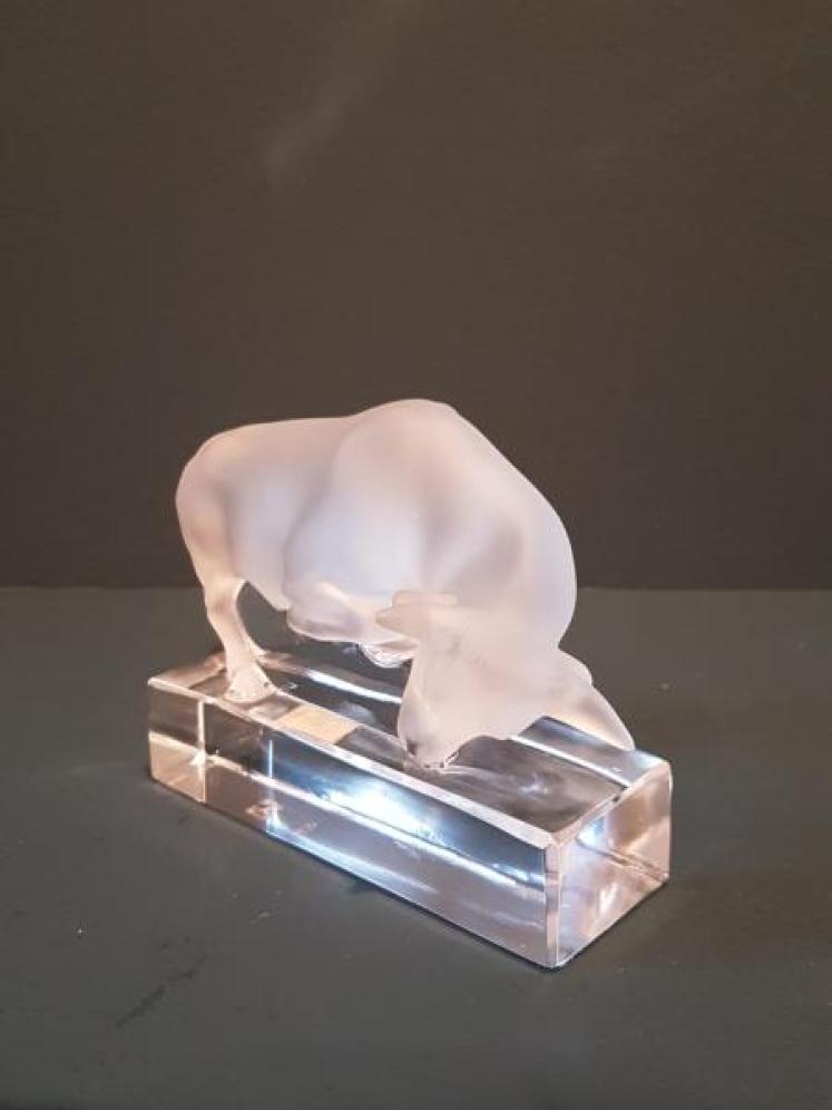 Lalique Opalescent Bull Paperweight  - Image 4
