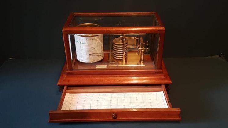 Edwardian Walnut Barograph by Chadburns  - Image 4