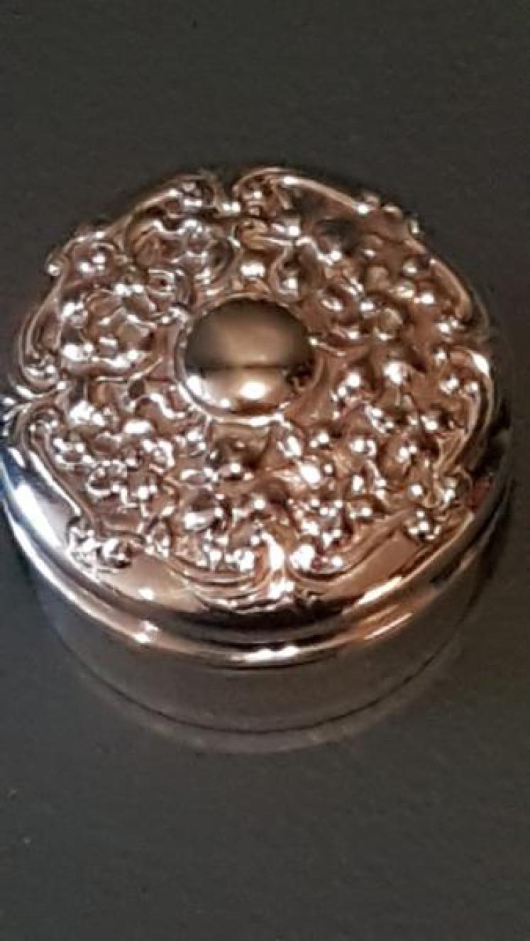 Victorian Silver Floral Design Pill Box - Image 3